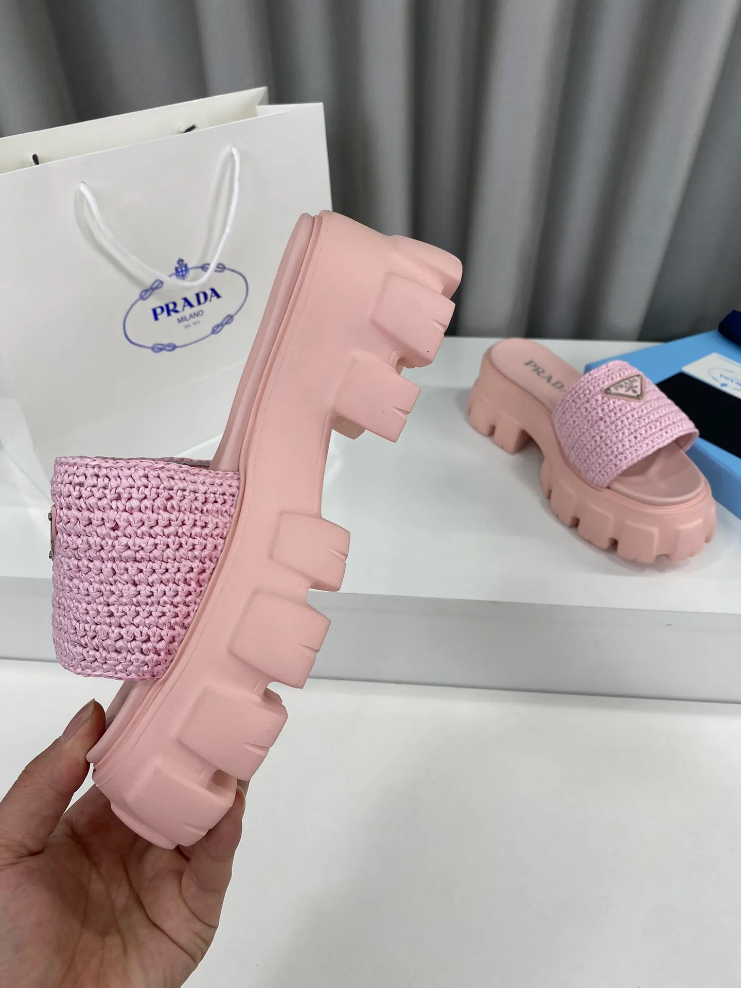💕💕Factory direct selling price p460💕💕 Prada's latest tooth-woven thick-soled triangle buckle slippers☑️ Latest environmentally friendly PP material, fully handmade crochet, just like knitting sweaters, slow work and meticulous work, retro fashionable thick-soled shoes, with rubber uppers, making the whole pair of shoes light and comfortable. Bright colors, a variety of choices to meet the needs of fashionable people with different styles! The iconic metal triangle logo is paired with the shape of ancient beach slippers. Every design element is fashionable! Size: Women's 35-39 (34, 40, custom-made, non-returnable) Full set of counter original packaging